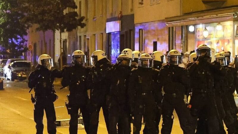 Einkaufswagen auf Polizisten geworfen: Ausschreitungen nach WM-Spiel – Viersener festgenommen
