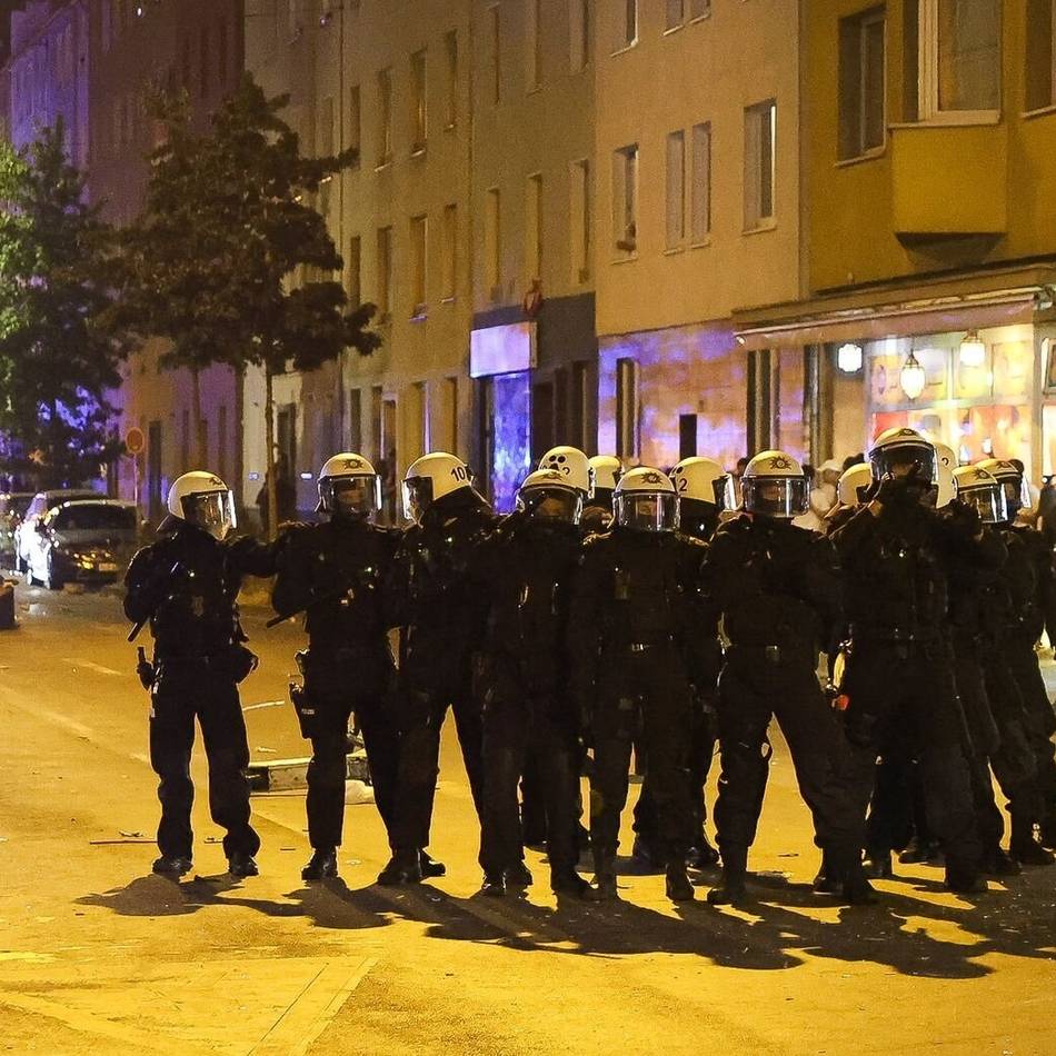 Einkaufswagen auf Polizisten geworfen: Ausschreitungen nach WM-Spiel – Viersener festgenommen