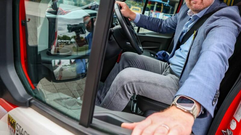 Finanzielle Soforthilfe gefordert: NRW-Städte rollen mit Blaulichtfahrzeugen zum Kanzleramt – Duisburgs OB dabei