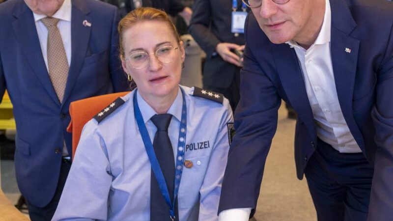Politik-Prominenz beim Festival: Wüst und Reul – zwei neue Bürger für Parookaville