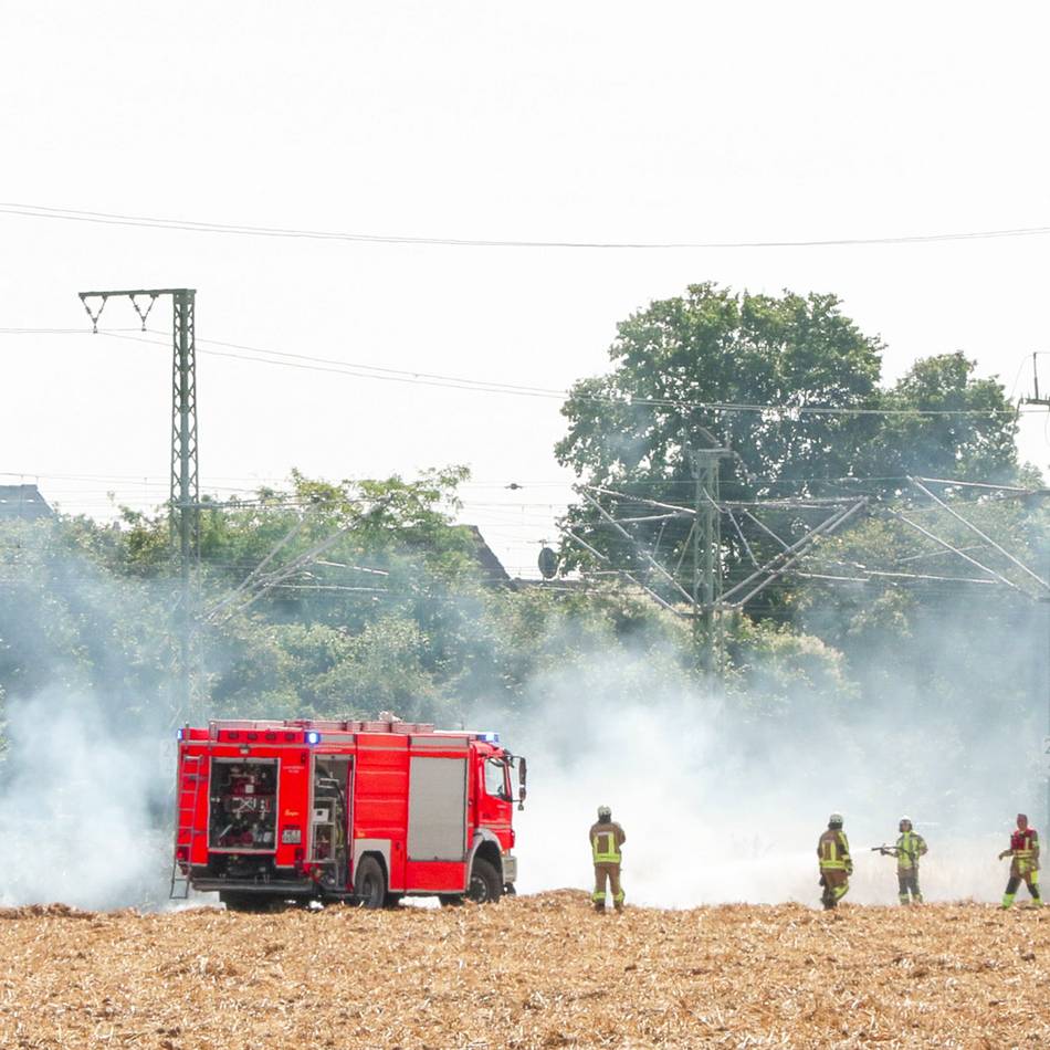 Feuerwehr Langenfeld im Einsatz: Böschung brennt – Bahnstrecke gesperrt