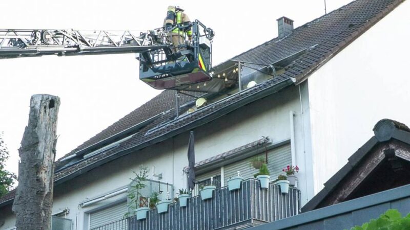Feuerwehreinsatz: Balkon an der Sandstraße in Monheim brennt
