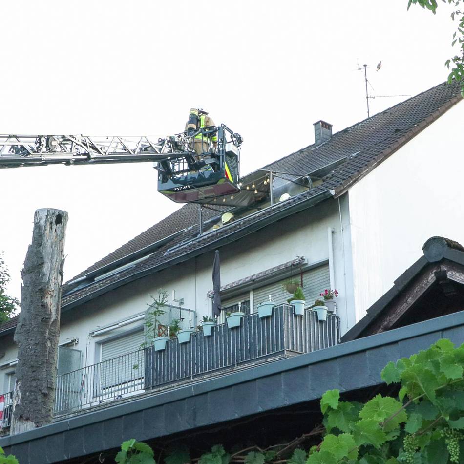 Feuerwehreinsatz: Balkon an der Sandstraße in Monheim brennt