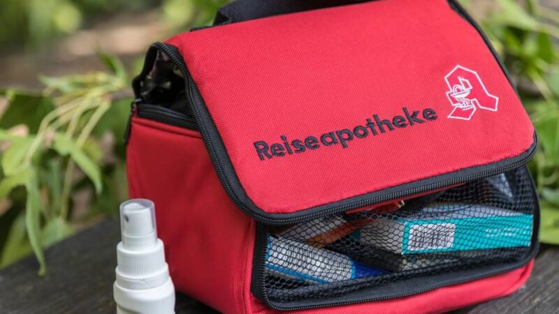 Hitzewellen, Insekten, Medikamente: Was alles in die Reise-Apotheke gehört