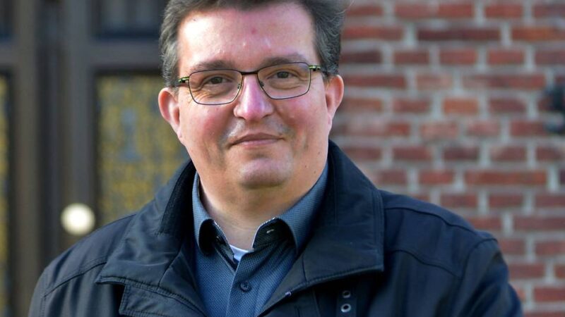 Gute Reise in Kranenburg: Priester segnet Fahrzeuge vor der Fahrt in den Urlaub