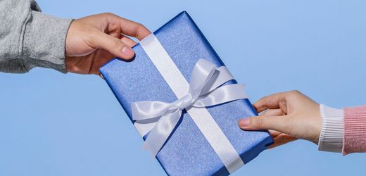 Vermögen verschenken: Wie Sie Aktien und ETFs rechtzeitig steuerfrei übertragen