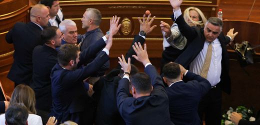 Kosovo: Abgeordnete bewirft Regierungschef Kurti im Parlament mit Eiern