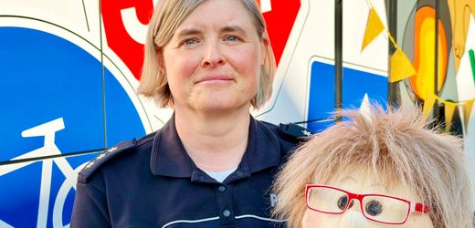 Polizei in NRW: Iris Röckinghausen bringt Kindern Verkehrsregeln bei – mit Puppen