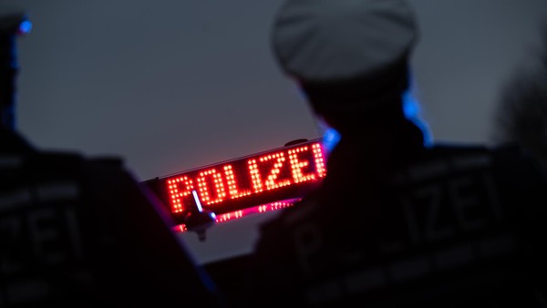 Unter Drogeneinfluss am Steuer? Junger Mann fährt Zaun und sein Auto kaputt