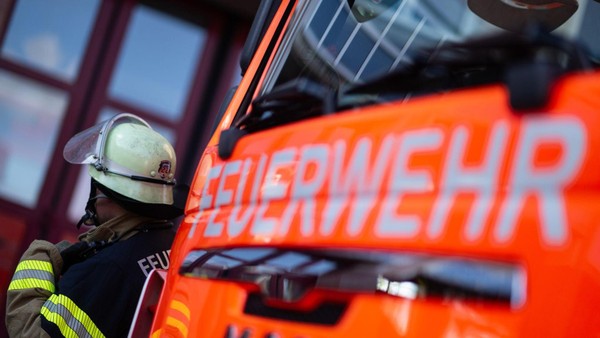 Feuerwehr gleich zwei Mal im Einsatz: Brennende Mülltonnen in Velberts Innenstadt