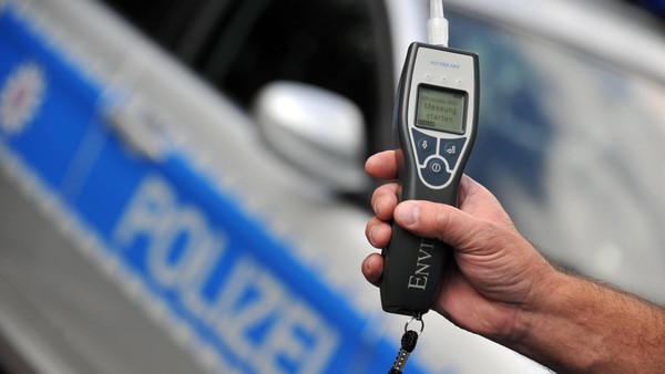 Mit 2,7 Promille hinterm Steuer in Velbert: Auto überschlägt sich bei Unfall