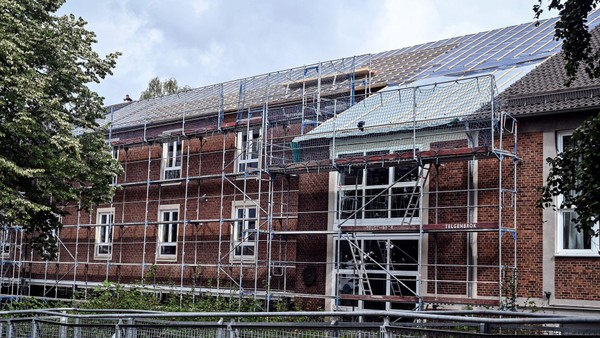 Wenn der Pausenhof zur Baustelle wird: Neues Dach für Velberts Realschule