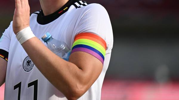 Auch der DFB trägt sie, doch Schiri fordert Abnahme der Regenbogen-Kapitänsbinde