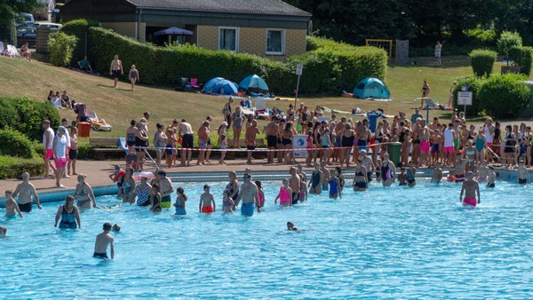 241 Schwimmer wirbeln im Heiligenhauser Heljensbad einen Weltrekord-Strudel auf