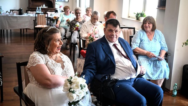 Ja-Wort zwischen Rollatoren: Erste Hochzeit im Velberter Seniorenzentrum
