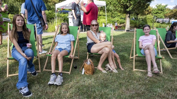 Decke raus und Pommes holen: Velberter feiern lässig 100 Jahre Stadtgarten