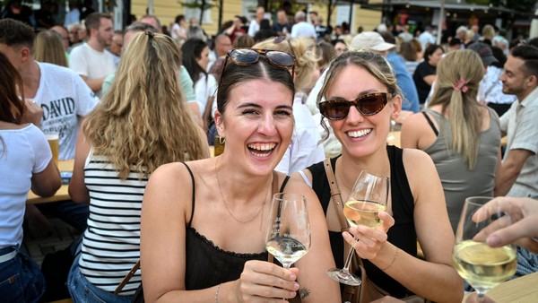 Wein, Sonne, volle Bänke: Velberter feiern begeistert ihr Weinfest
