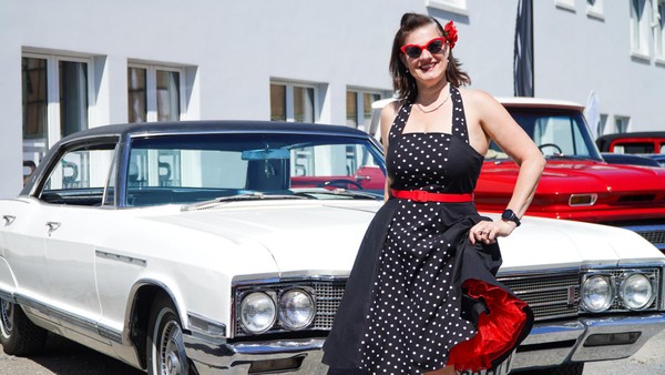 Blaulicht auf dem Dach und Panzerglas: Velberts Garagenhof wird Oldtimer-Treff