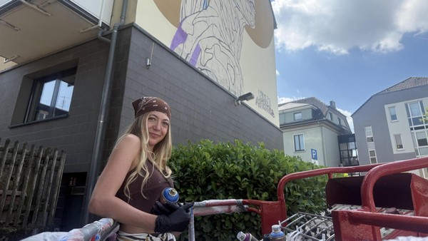 Riesiges Kunstwerk auf Fassade: Die „Chrome-Frau“ bringt Glanz nach Heiligenhaus