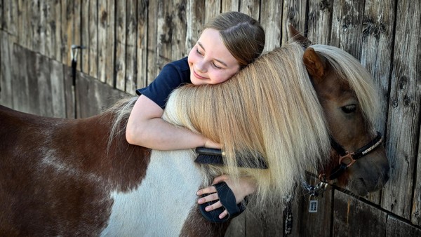 Kleines Pony, großes Herz: Maximus und Anna (9) aus Velbert starten bei der WM