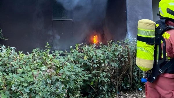 Feuerwehr Velbert löscht Brand an Mehrfamilienhaus in Birth
