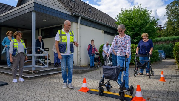 „Herr Fink, nicht so eilig“: 98-Jähriger ist der Star in Velberts Rollator-Kurs