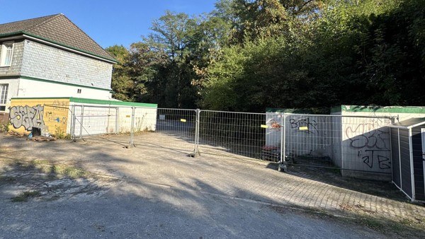 Zaun versperrt plötzlich beliebte Zufahrt zum Panoramaradweg in Velbert