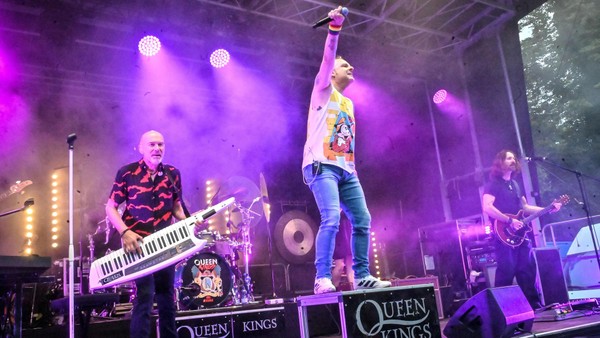 „We Are the Champions“ im Regen: Fast 1000 feiern in Velbert-Langenberg