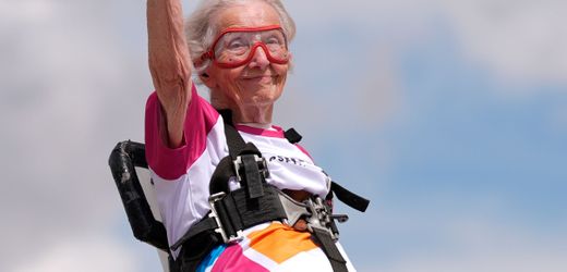 Großbritannien: 97-jährige Betty Bromage bricht Wingwalking-Weltrekord