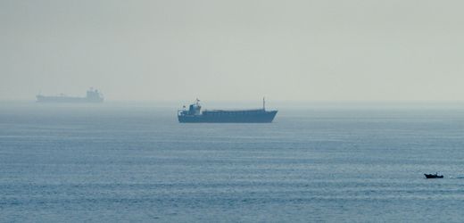 Iran-Krieg: Tanker in der Straße von Hormus meldet Explosionen
