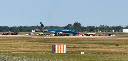 Flughafen München: Vietnam Airlines Maschine hebt spät ab und dreht um
