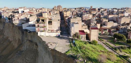 Eine Stadt am Abgrund: Niscemi auf Sizilien – SPIEGEL TV für Arte Re: