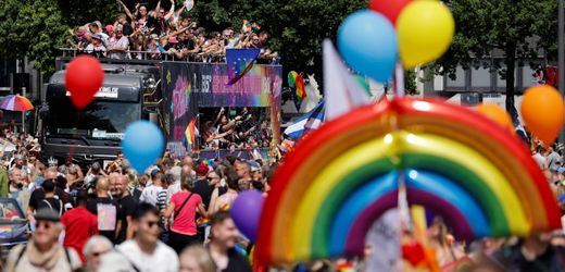 CSD in Hamburg: Wieso verweigerte ein Einkaufszentrum Menschen mit Regenbogenflaggen den Zutritt?