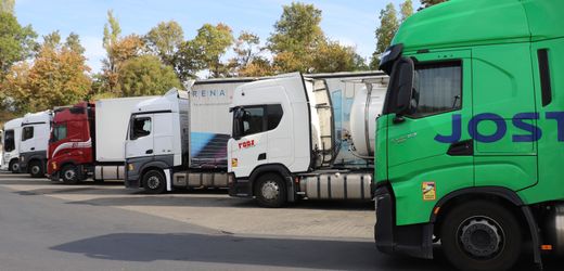 Lkw-Sonntagsfahrverbot gelockert: Was die Aussetzung gegen das Niedrigwasser am Rhein bringt