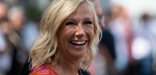 »ZDF Fernsehgarten«: Andrea Kiewel live von Biene gestochen