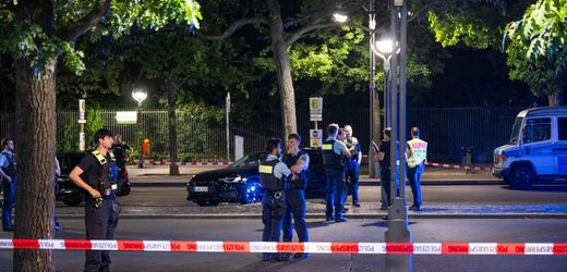 Berlin: 30-Jähriger stirbt nach Schüssen am Bahnhof Zoo – Täter auf der Flucht