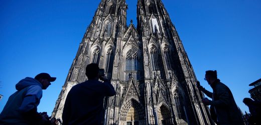 Köln: Mann klettert auf Kölner Dom, Kirche zeigt ihn an