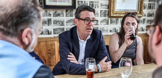 Andy Burnham testet Chips im Pub. Und die Briten feiern ihn dafür. Wie lange geht das gut?
