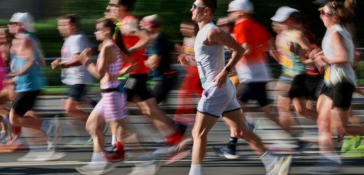 Guinnessbuch der Rekorde: Mann läuft Marathon mit 125 T-Shirts übereinander