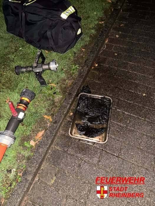 Feuerwehreinsatz an der Annastraße: Angebranntes Essen löst Einsatz in Rheinberg aus