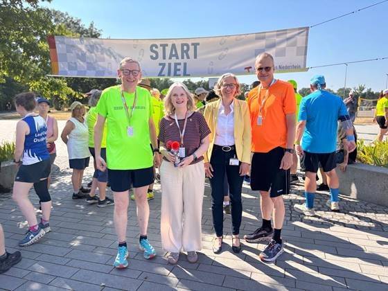 Sponsorenlauf in Moers : Chefarzt dreht Ehrenrunde mit Patient