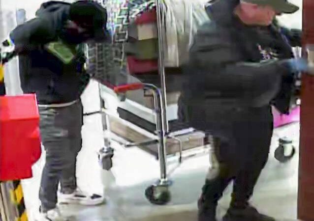 Einbruch in Düsseldorf: Polizei sucht diese Männer nach Diebstahl von Champagner im Wert von 8000 Euro