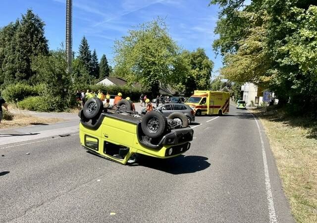 Unfall auf der Mülheimer Straße: Zwei Pkw kollidieren in Ratingen – ein Fahrzeug überschlägt sich