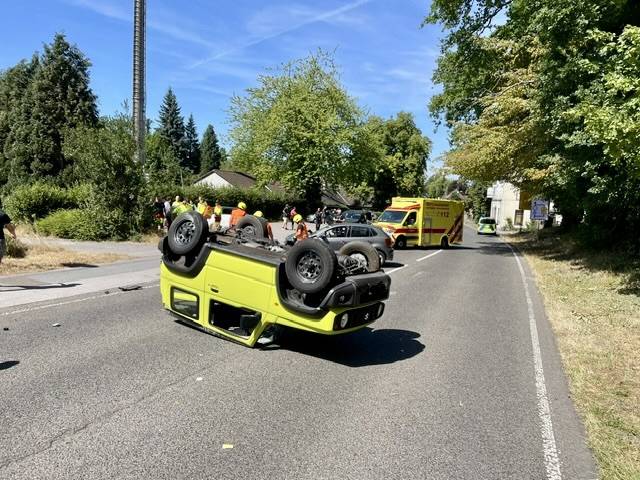 Unfall auf der Mülheimer Straße: Zwei Pkw kollidieren in Ratingen – ein Fahrzeug überschlägt sich
