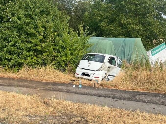Unfall in Neuss-Hoisten: 61-Jährige kollidiert mit zwei Autos im Gegenverkehr