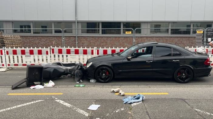 Frontalcrash in Mönchengladbach: Rollerfahrer entlässt sich selbst aus Klinik und kehrt zum Unfallort zurück