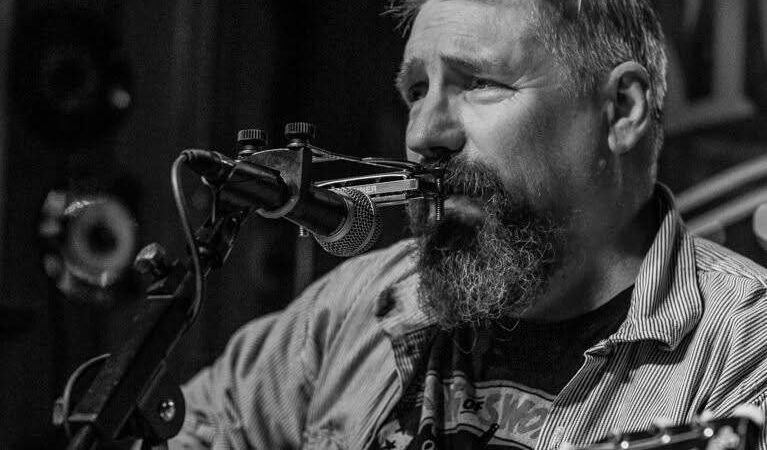 Blues in Mettmann: Chickenbone John bringt die Zigarrenkiste zum Klingen
