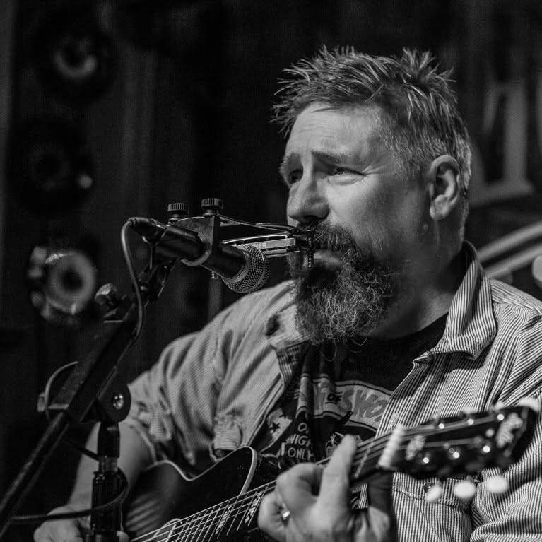 Blues in Mettmann: Chickenbone John bringt die Zigarrenkiste zum Klingen
