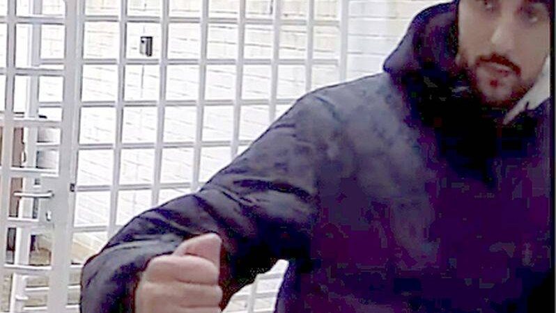Gut zweieinhalb Jahre nach der Tat: Polizei fahndet mit Fotos nach mutmaßlichen Einbrechern