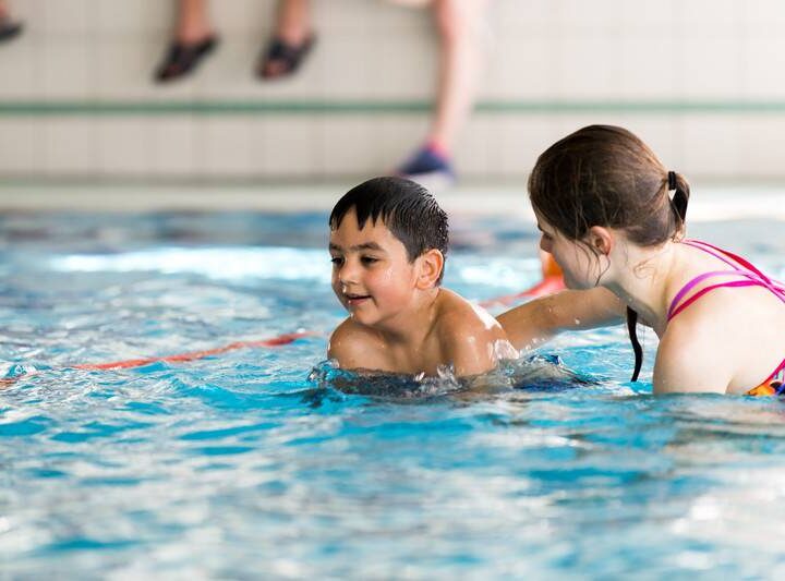 Wassersport im Bergischen Land: Wie Pinguin und Hampelmann beim Schwimmen helfen